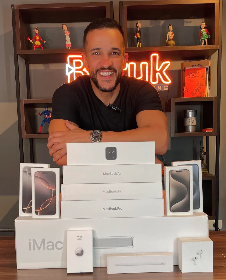 Equipe Baruk Store com produtos Apple no escritório